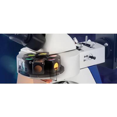 Microscope avec plusieurs filtres, dont une lumière jaune visible. Dispositif de haute technologie pour l'analyse en laboratoire.