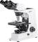 Un microscope blanc de laboratoire avec plusieurs oculaires et une vis de réglage. Il est utilisé pour grossir des échantillons.