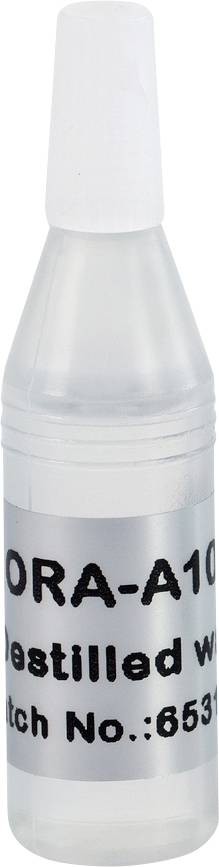 Petite bouteille en plastique transparente avec un bouchon blanc. Sur l'étiquette, il est inscrit 'Eau distillée, N° de lot : 653'.