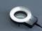 'Anneau lumineux avec connexion secteur sur fond gris. Les LED brillent de manière vive et uniforme.'