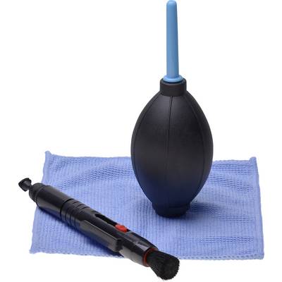 Un ensemble de nettoyage pour appareil photo comprenant un souffleur, un stylo de nettoyage pour objectif et un chiffon en microfibre, utilisé pour l'entretien et le nettoyage des appareils photo et des objectifs.