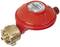 Régulateur de gaz rouge avec indicateur de mesure, utilisé pour réguler la pression dans les conduites de gaz. Dispose d'un raccordement pour une installation simple.