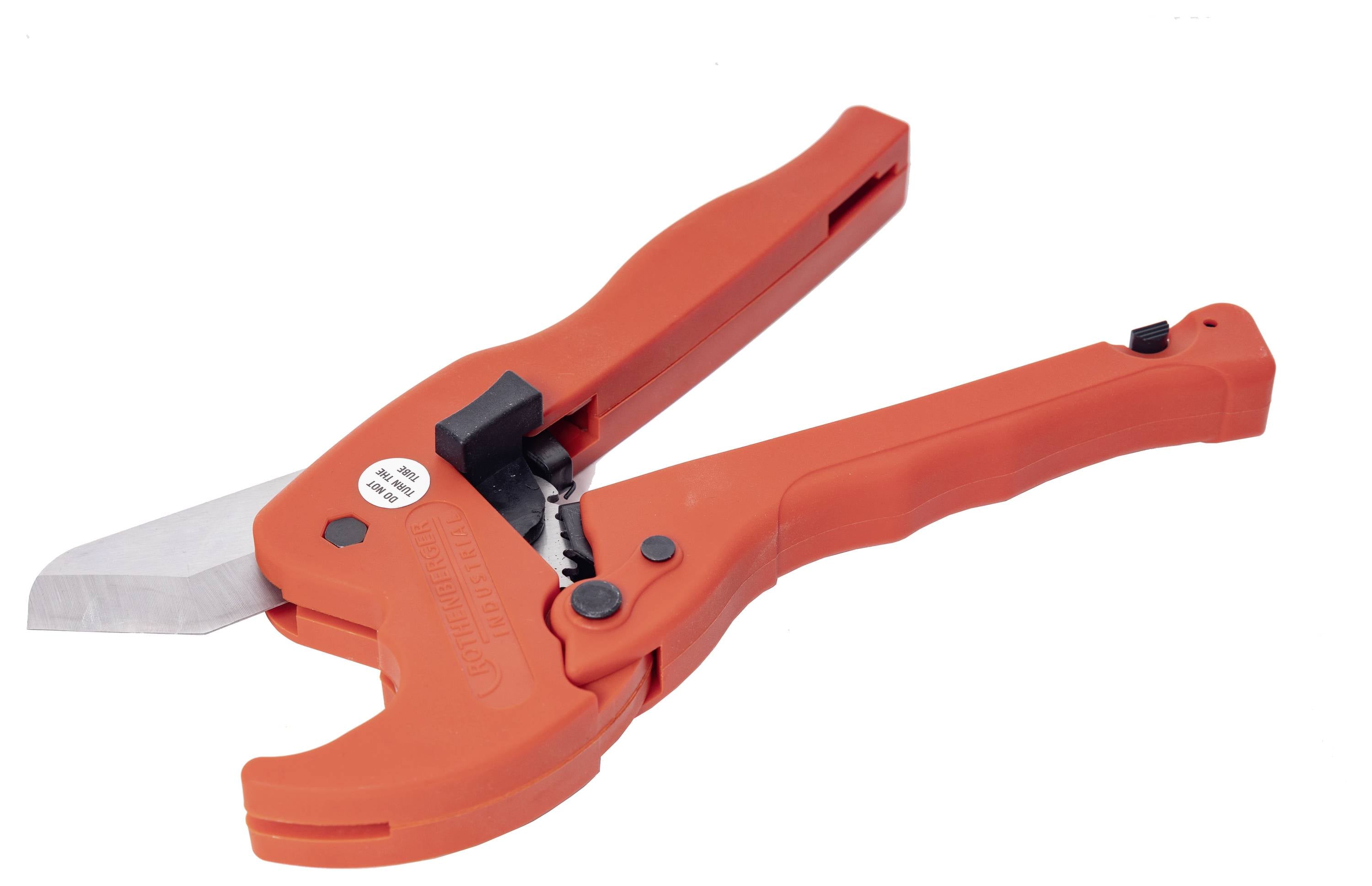 Ciseau rouge pour tuyaux en plastique avec mécanisme de lame légèrement ouvert, utilisé pour couper des tubes.