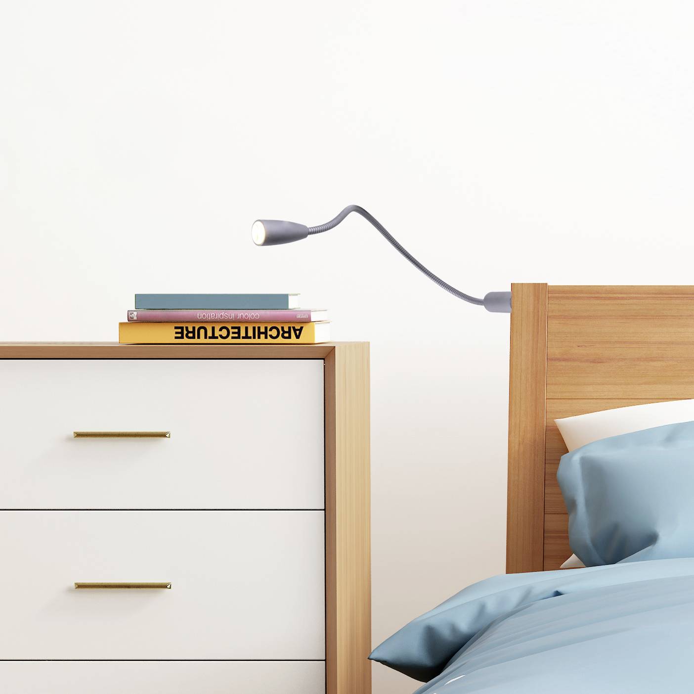 Une chambre simplement meublée avec un lit en bois, du linge de lit bleu, une commode blanche et une lampe de lecture fixée au mur.