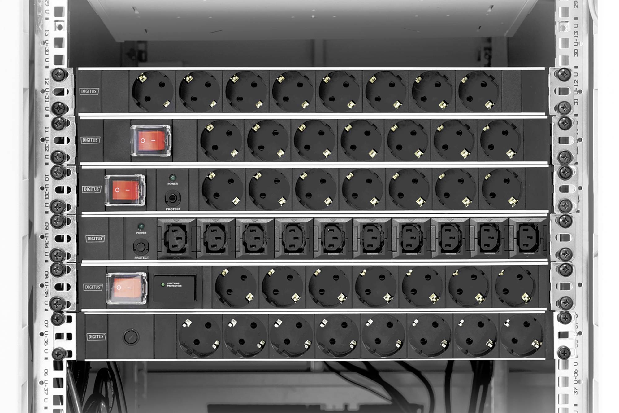 Vue arrière d'un rack serveur équipé de plusieurs unités d'alimentation et de barrettes multiprise, munies d'interrupteurs rouges pour le contrôle de l'alimentation électrique.