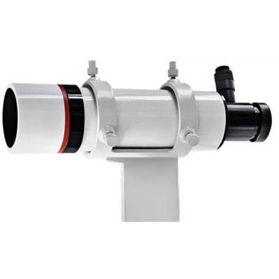 Un télescope blanc avec un anneau noir et rouge, monté sur un support blanc. Il est utilisé pour l'observation du ciel.