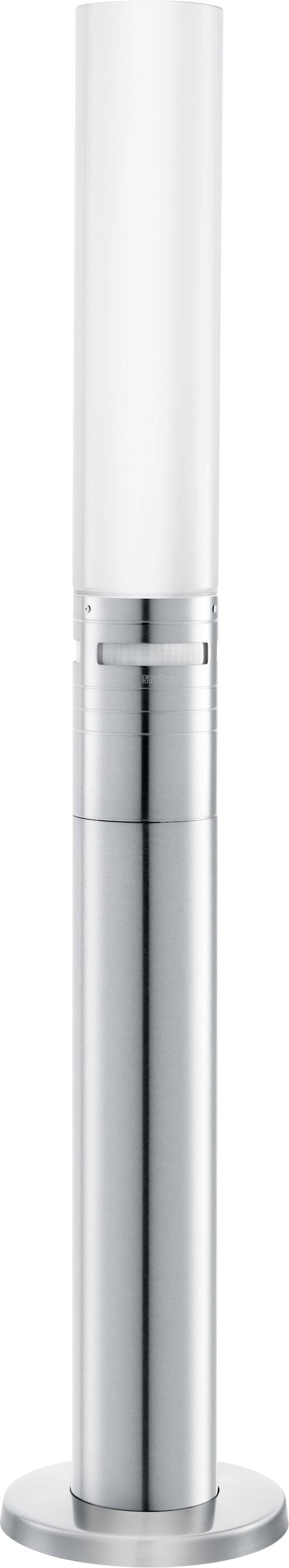 Lampadaire cylindrique chromé avec base ronde et abat-jour blanc givré haut et arrondi, présenté debout sur un fond blanc