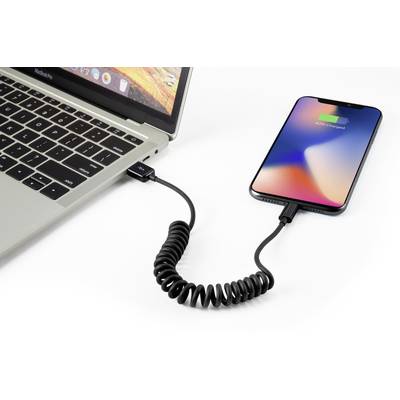 Un ordinateur portable est connecté à un smartphone qui est en train de se charger. L'écran du smartphone affiche '100% chargé'.