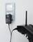 La télécommande se charge via un adaptateur secteur branché dans une prise électrique.