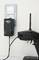 Le télécommande est en charge à une prise murale avec un chargeur Ansmann. Les voyants LED indiquent l'état de la charge.