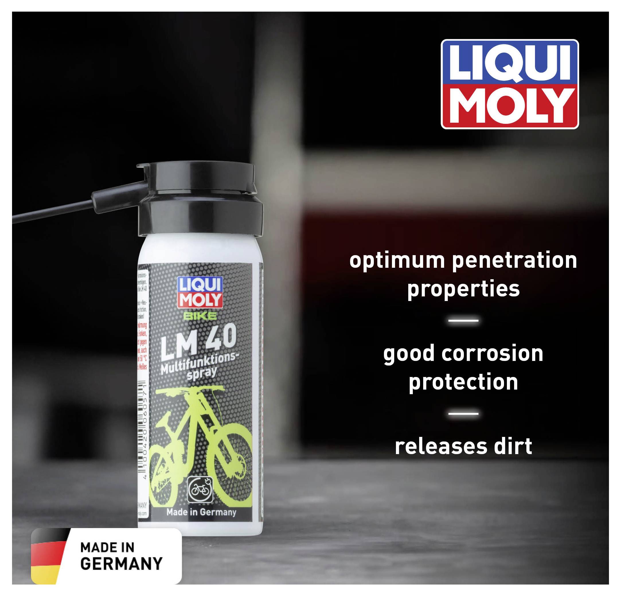 Une bouteille de spray multifonction LM 40 de Liqui Moly est posée sur une table. L'étiquette souligne « capacité de pénétration optimale », « bonne protection anticorrosion » et « dissolvant de saleté ». Made in Germany.
