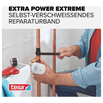 Une personne utilise du ruban adhésif auto-fusionnant extra fort pour réparer une fuite sur un tuyau en cuivre au-dessus d'un radiateur.