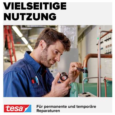 Un homme répare un tuyau avec du ruban adhésif dans un atelier. Texte 'Utilisations multiples'. Logo de marque en bas.