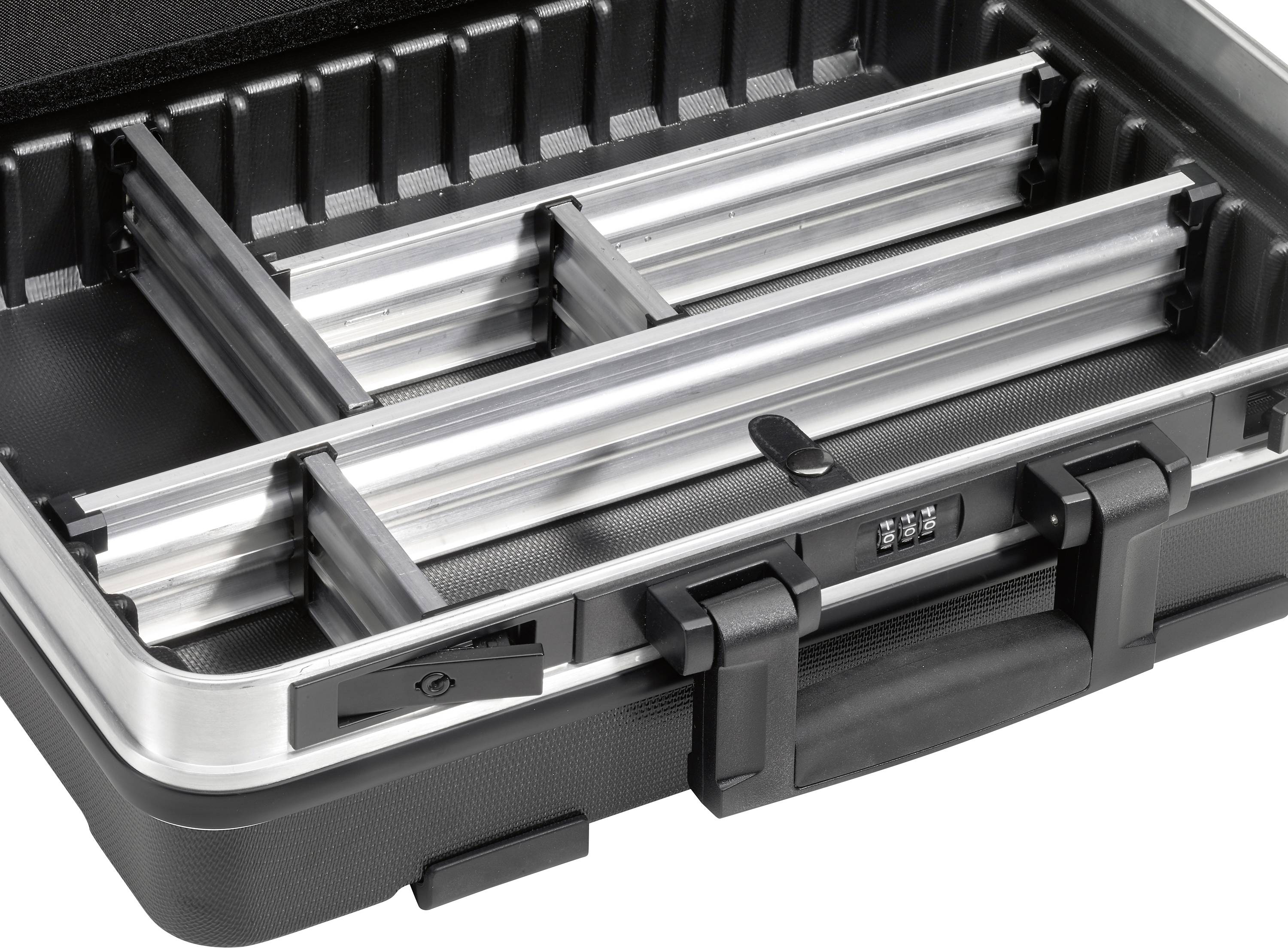 Valise noire ouverte avec serrure à combinaison intégrée et compartiments ajustables en aluminium.