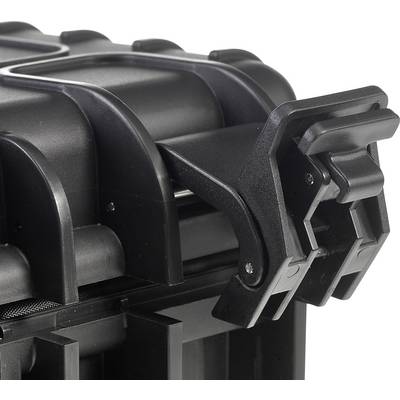 Une valise en plastique noir avec un mécanisme de fermeture robuste.