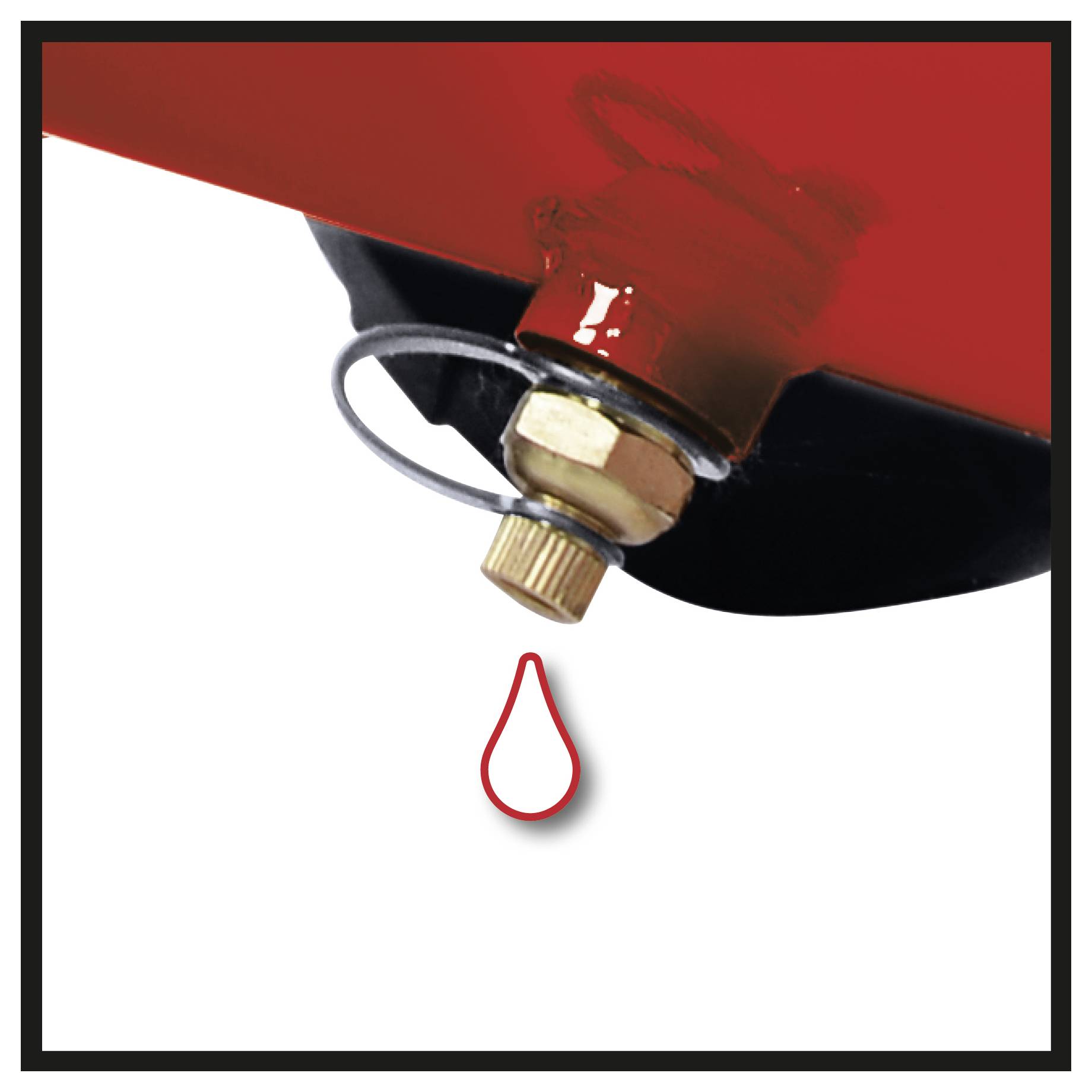 Gros plan d'un bec verseur de bidon d'huile rouge dégoulinant d'une seule goutte sur un fond blanc.