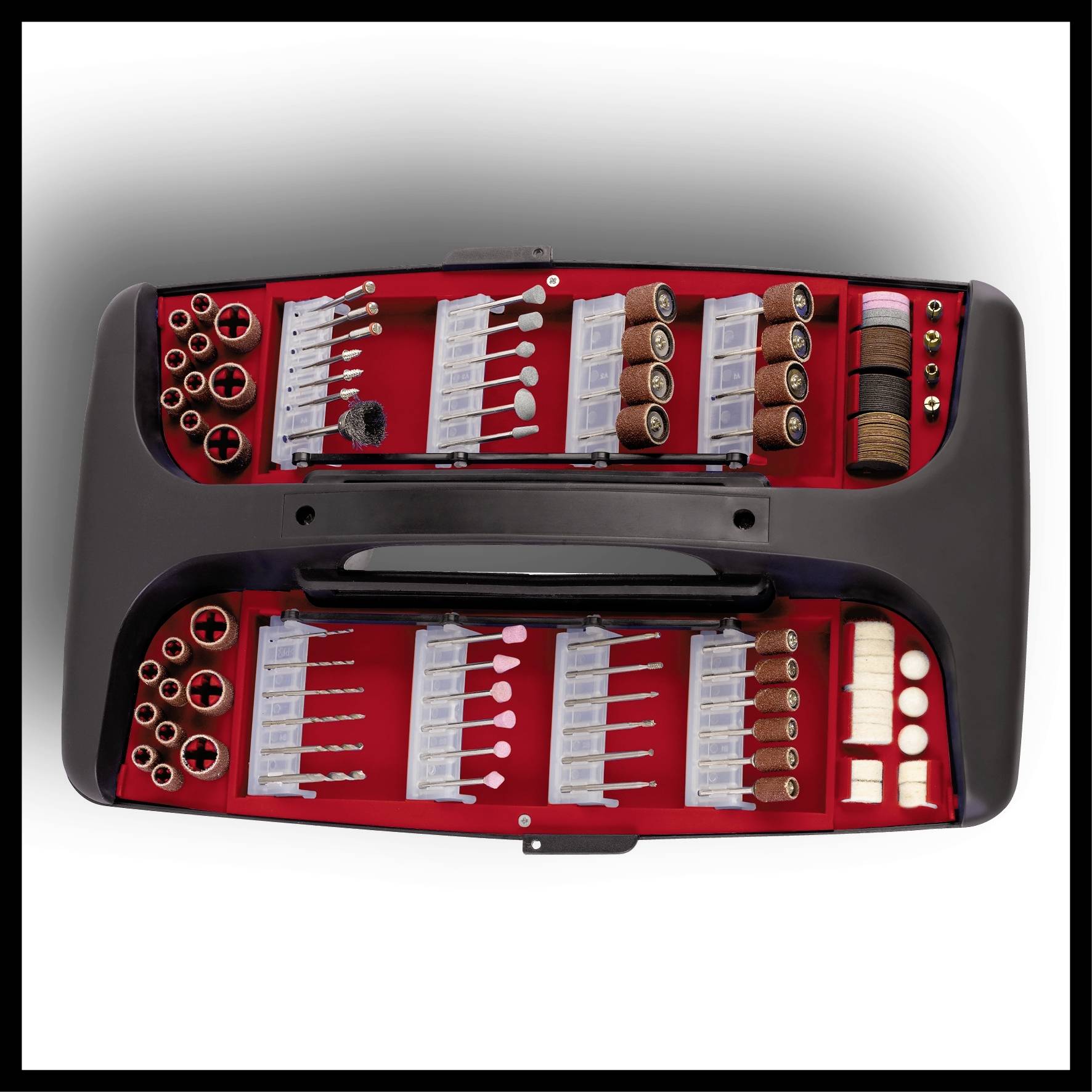 Une boîte à outils contenant différents forets, clés à douilles et accessoires, soigneusement rangés dans des compartiments sur un fond rouge.