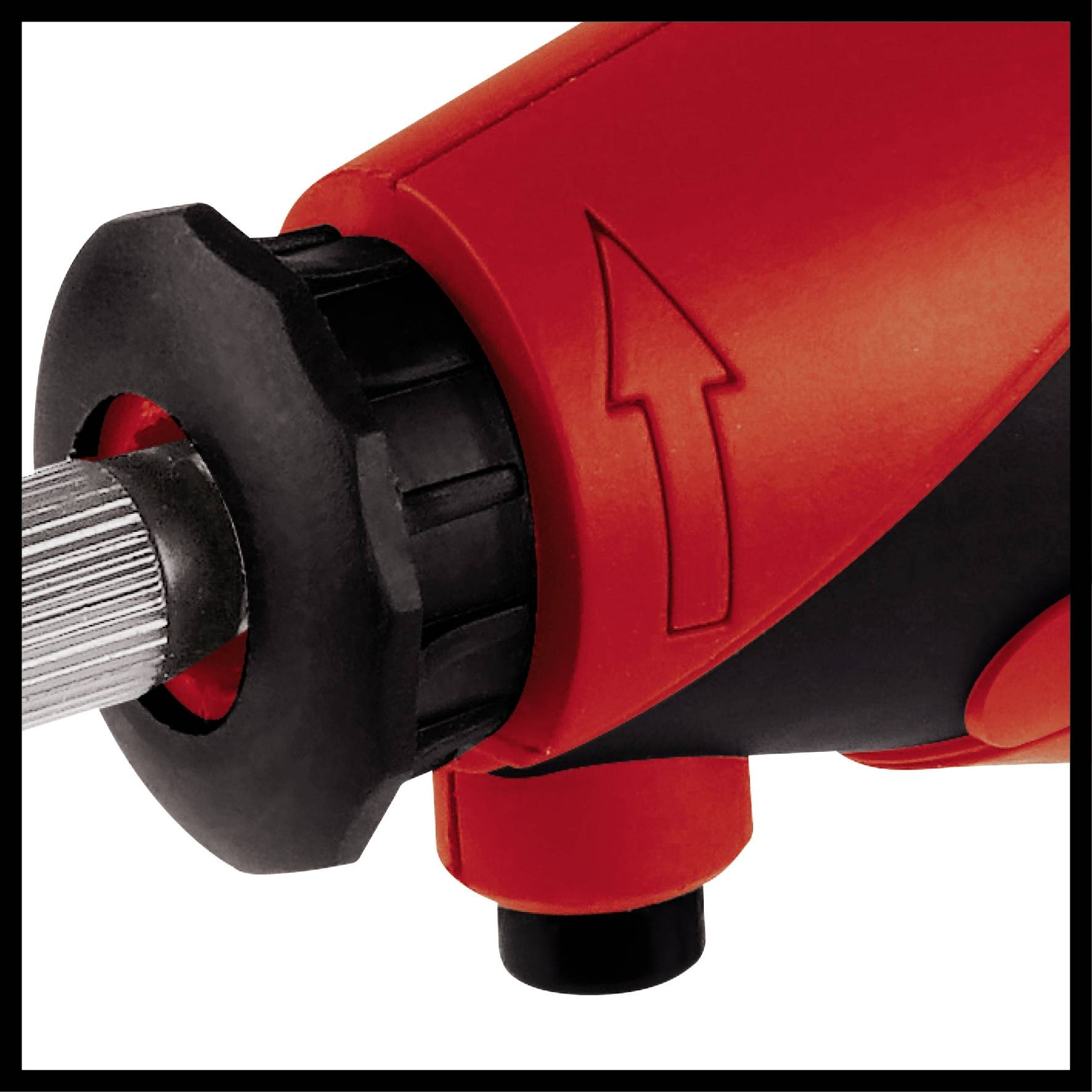 Gros plan d'une perceuse rouge avec un symbole de flèche indiquant le sens de rotation. Mise au point principale sur le mandrin et la molette de réglage.