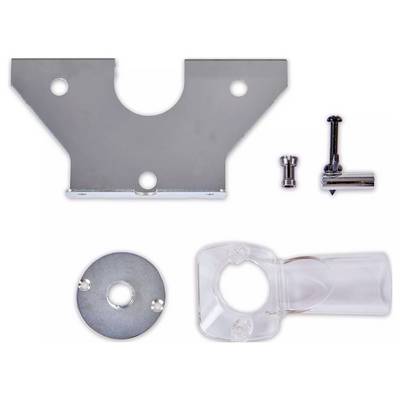 Pièces métalliques et en plastique d'un kit de montage : un support avec des vis et des éléments de fixation, disposés sur une surface blanche.