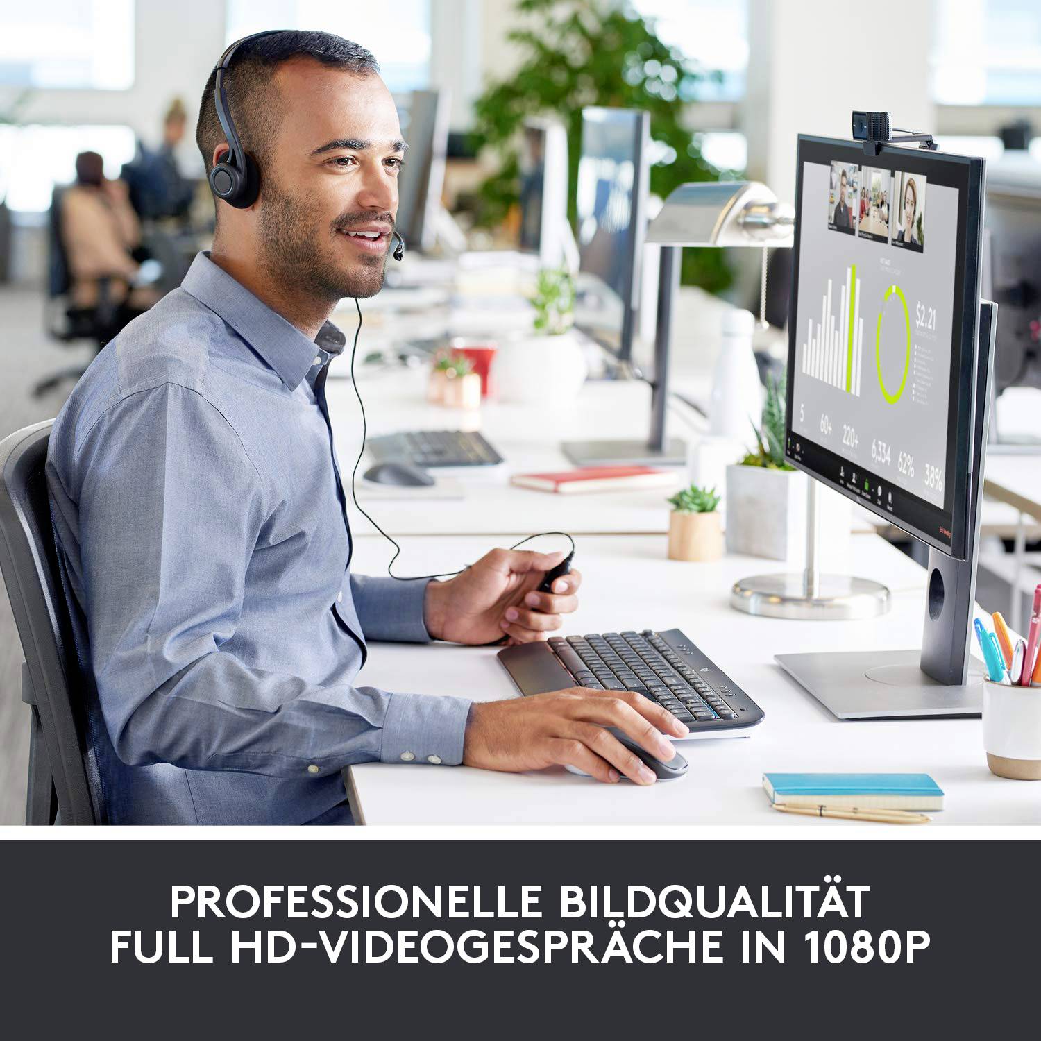 Un homme portant un casque mène un appel vidéo sur son lieu de travail. Sur l'écran, des graphiques sont affichés avec l'inscription « Qualité d'image professionnelle ».