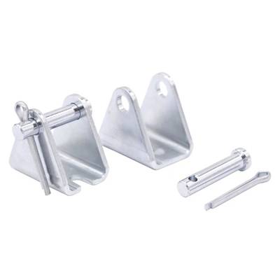 Deux supports métalliques argentés avec des boulons et des goupilles, probablement des accessoires de construction ; illustrant un dispositif de fixation.