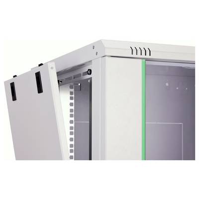 « Rack de serveur métallique avec une porte partiellement ouverte et des bordures vertes en surbrillance à l'intérieur, montrant les emplacements pour l'installation d'équipement. »