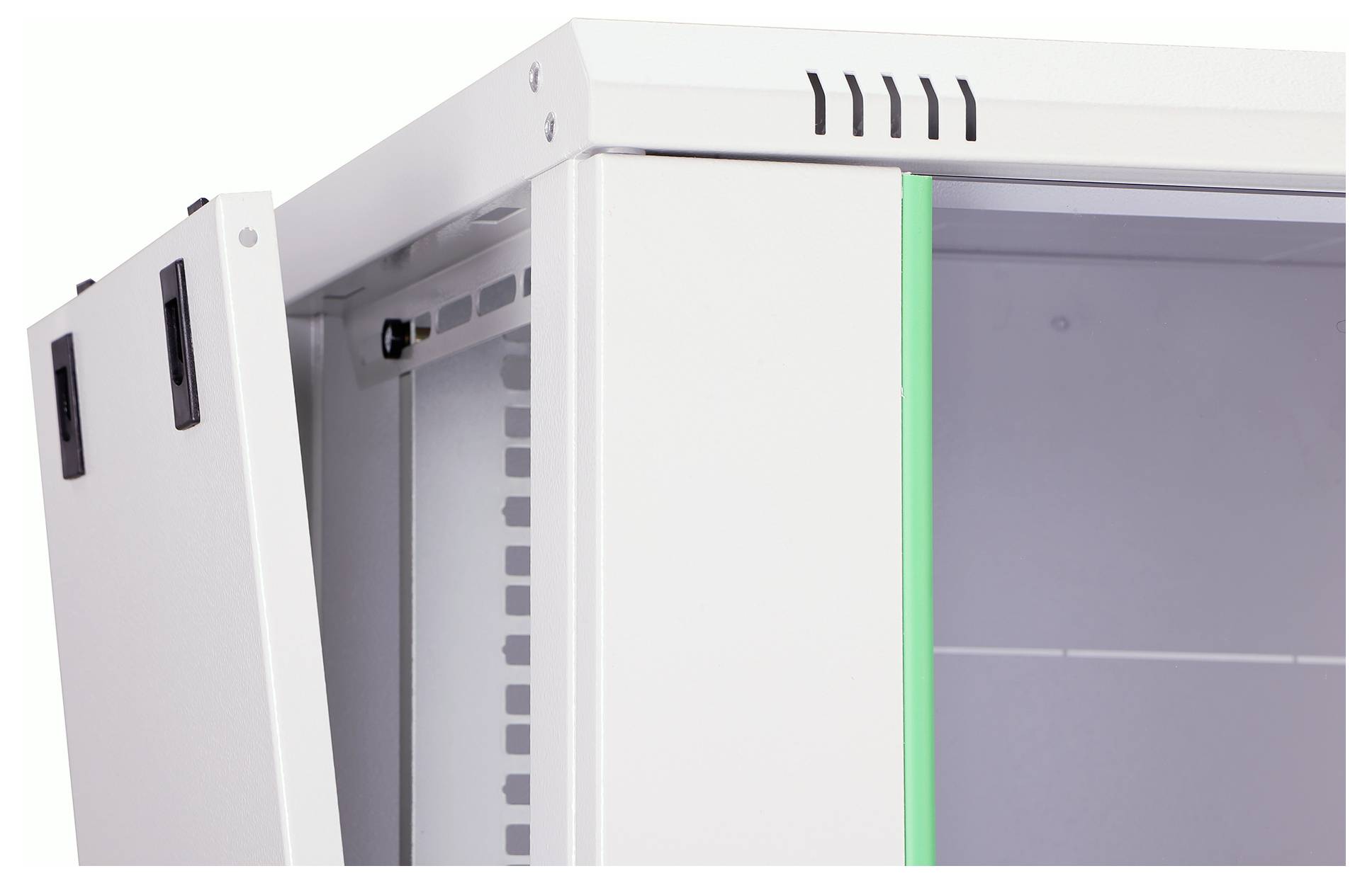 Une armoire blanche en métal ouvert avec des charnières visibles et des évents en haut, montrant un intérieur partiellement visible avec des emplacements verticaux pour les étagères.