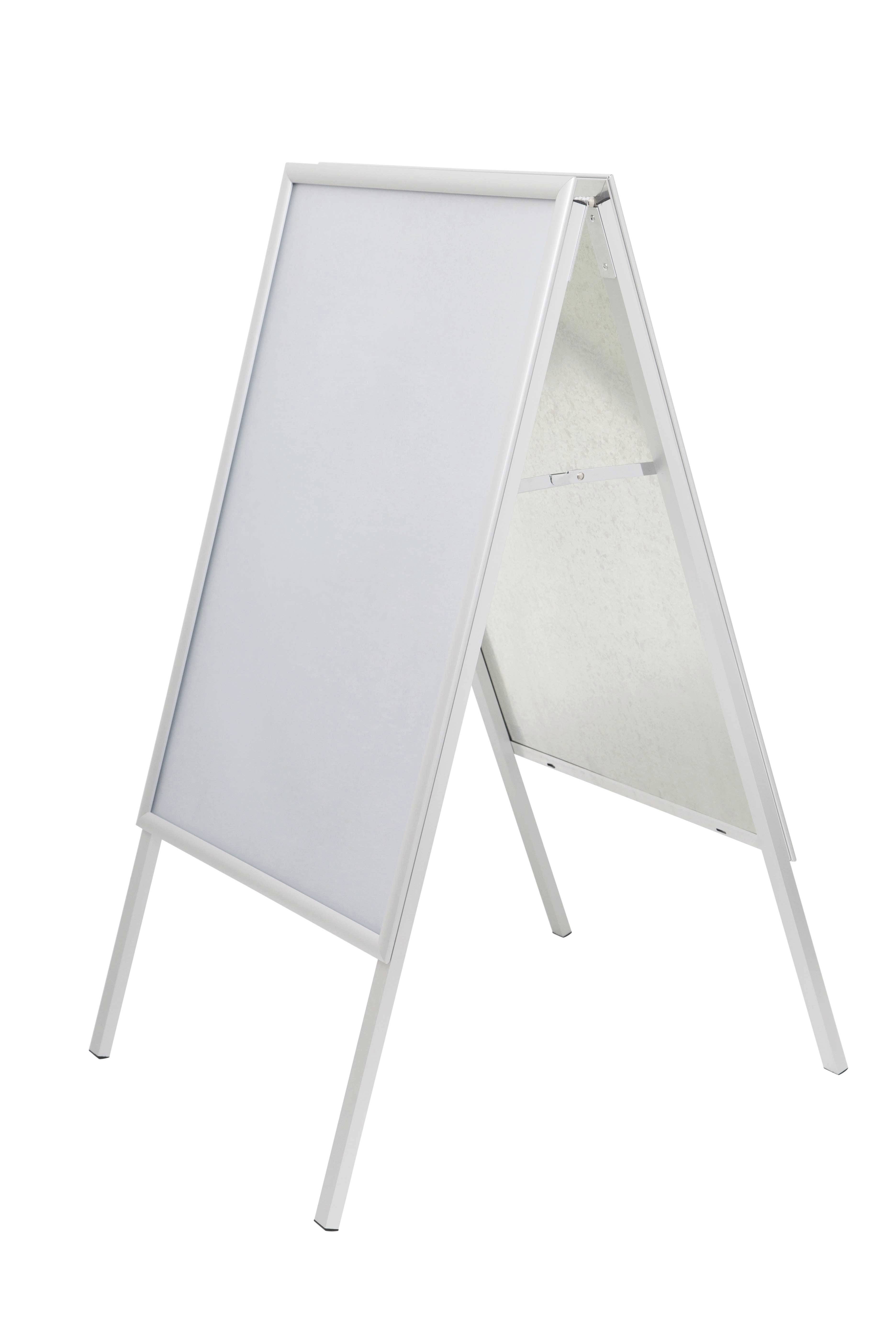 Panneau de trottoir en A blanc avec panneaux d'affichage vierges, présenté ouvert sur quatre pieds sur fond uni.