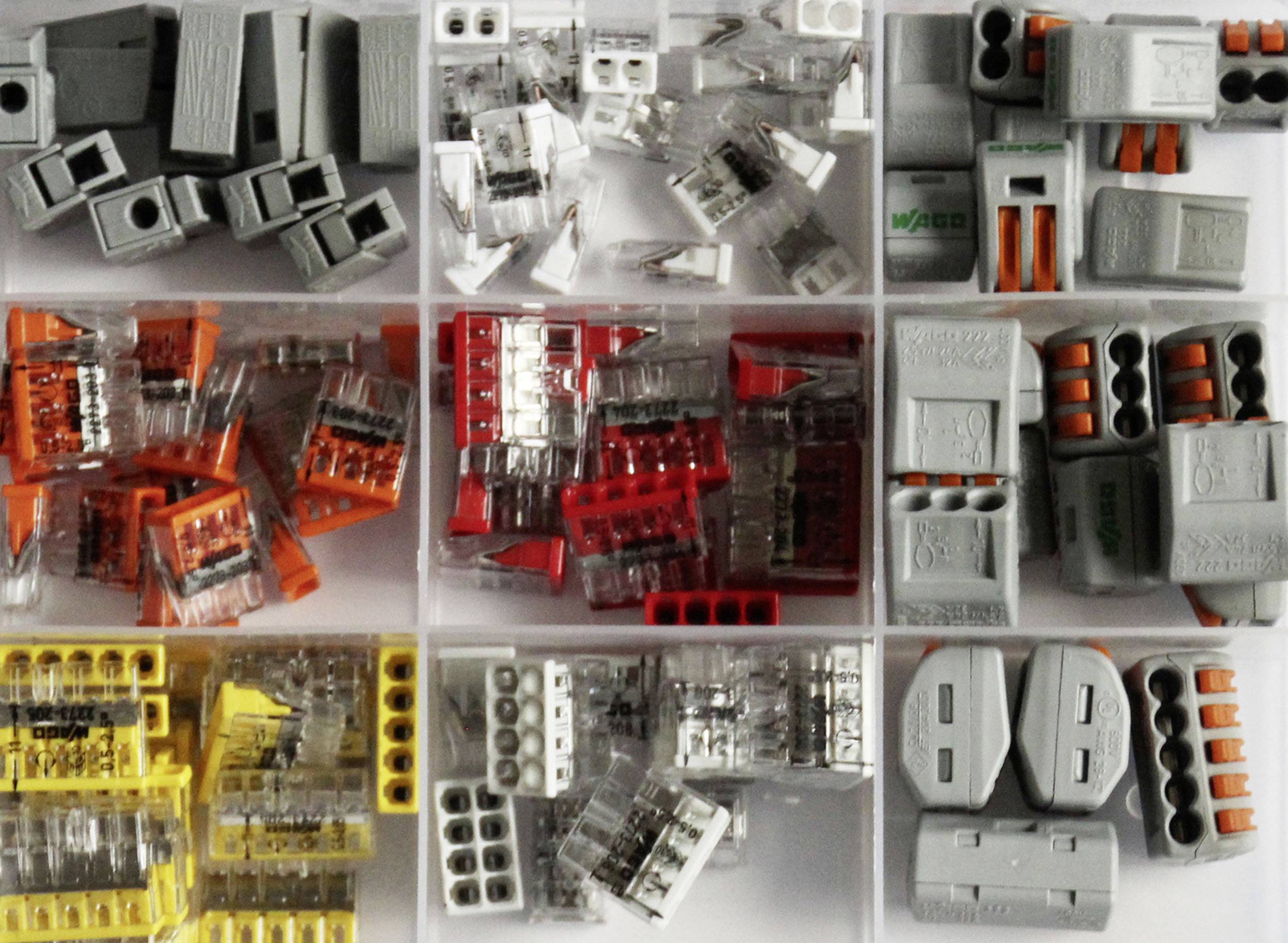 Différents types de connecteurs de câbles dans plusieurs compartiments d'une boîte de rangement ; différentes formes et couleurs au choix.