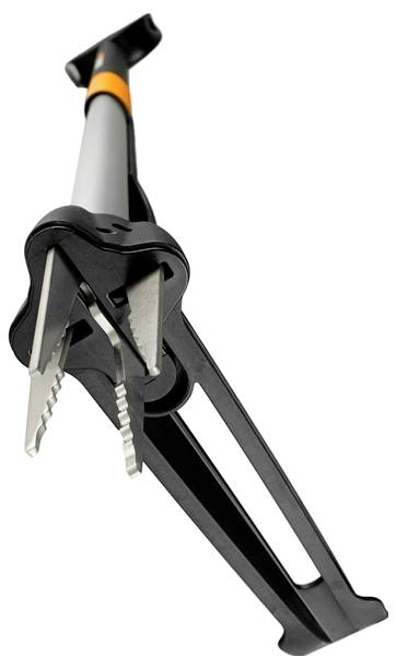 Une pointe de canne noire et argentée avec des dents métalliques dentelées, conçue pour se fixer au bout d'une canne de marche afin d'améliorer l'adhérence sur la glace.