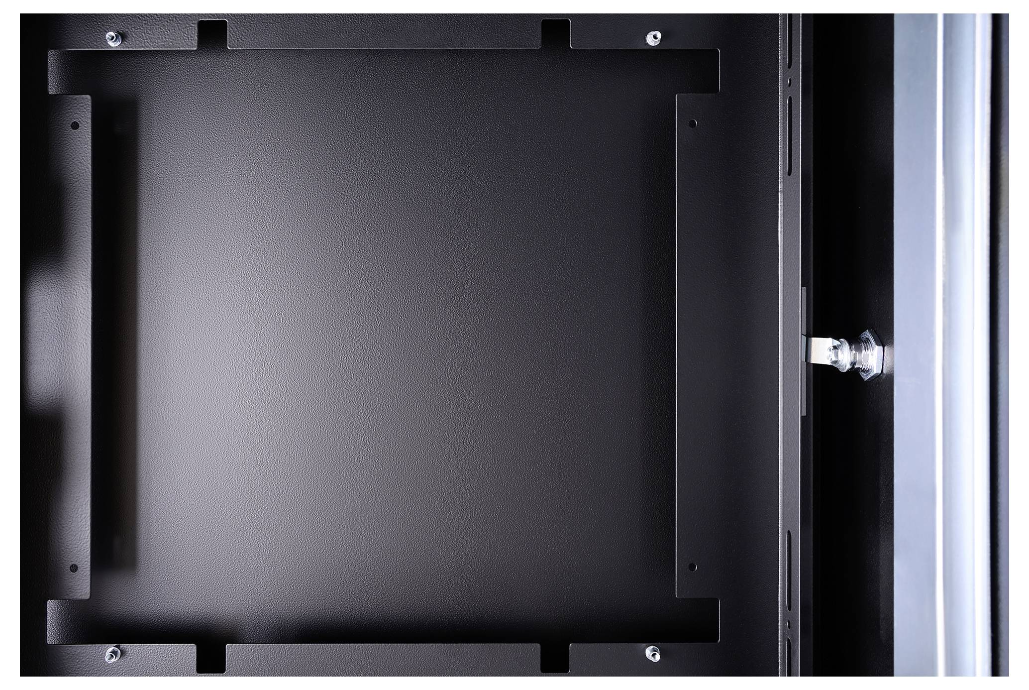 Une boîte de boîtier noir vide avec une charnière latérale. Adaptée pour contenir des composants électroniques.