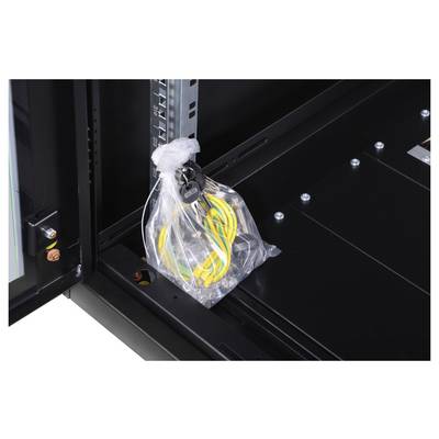 Sac en plastique contenant des câbles jaunes et verts ainsi qu'un trousseau de clés dans un armoire métallique noire.
