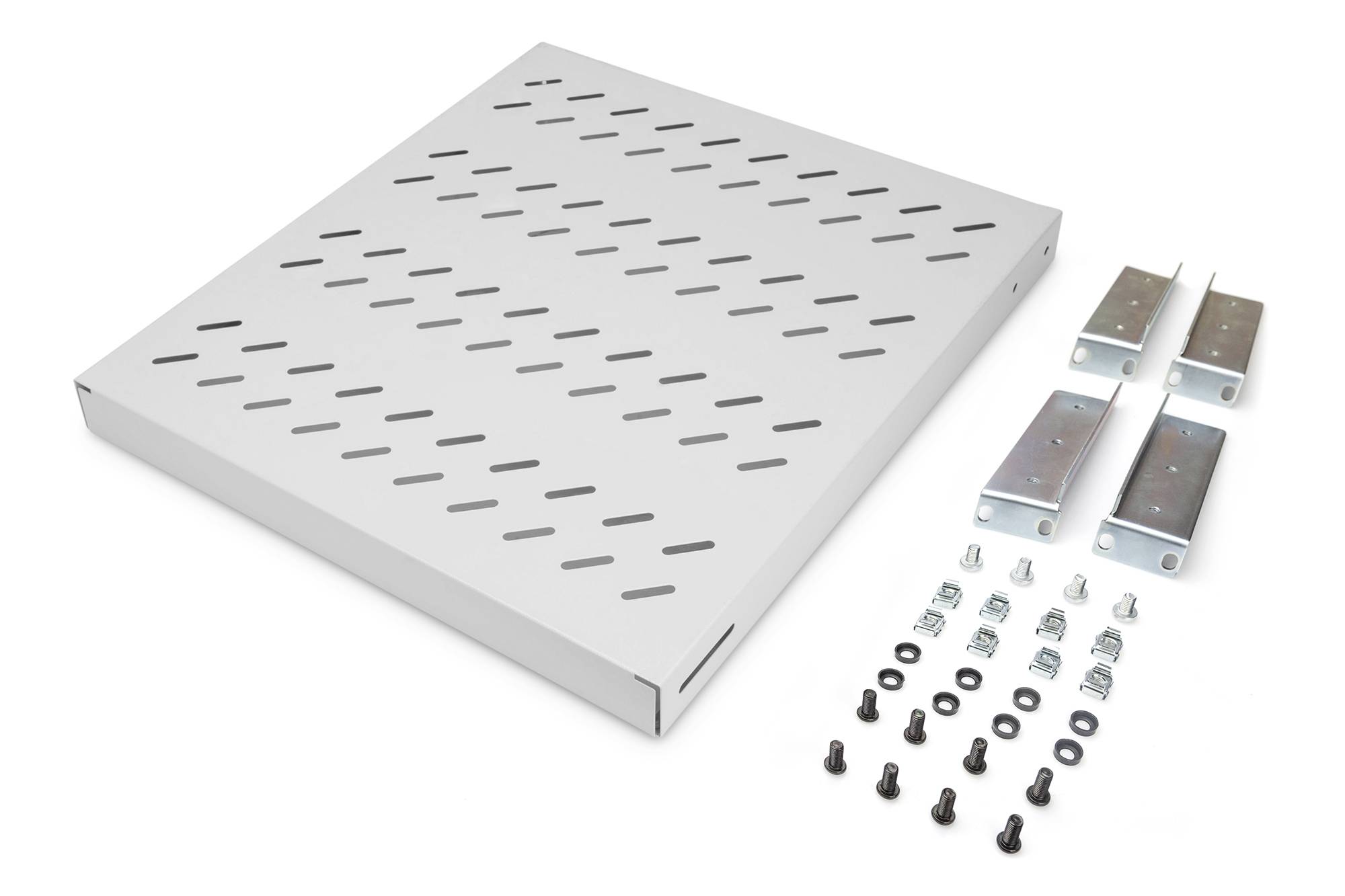 Une étagère blanche en métal avec des fentes inclinées, à côté de laquelle se trouvent divers vis, écrous et supports de montage pour la fixation.