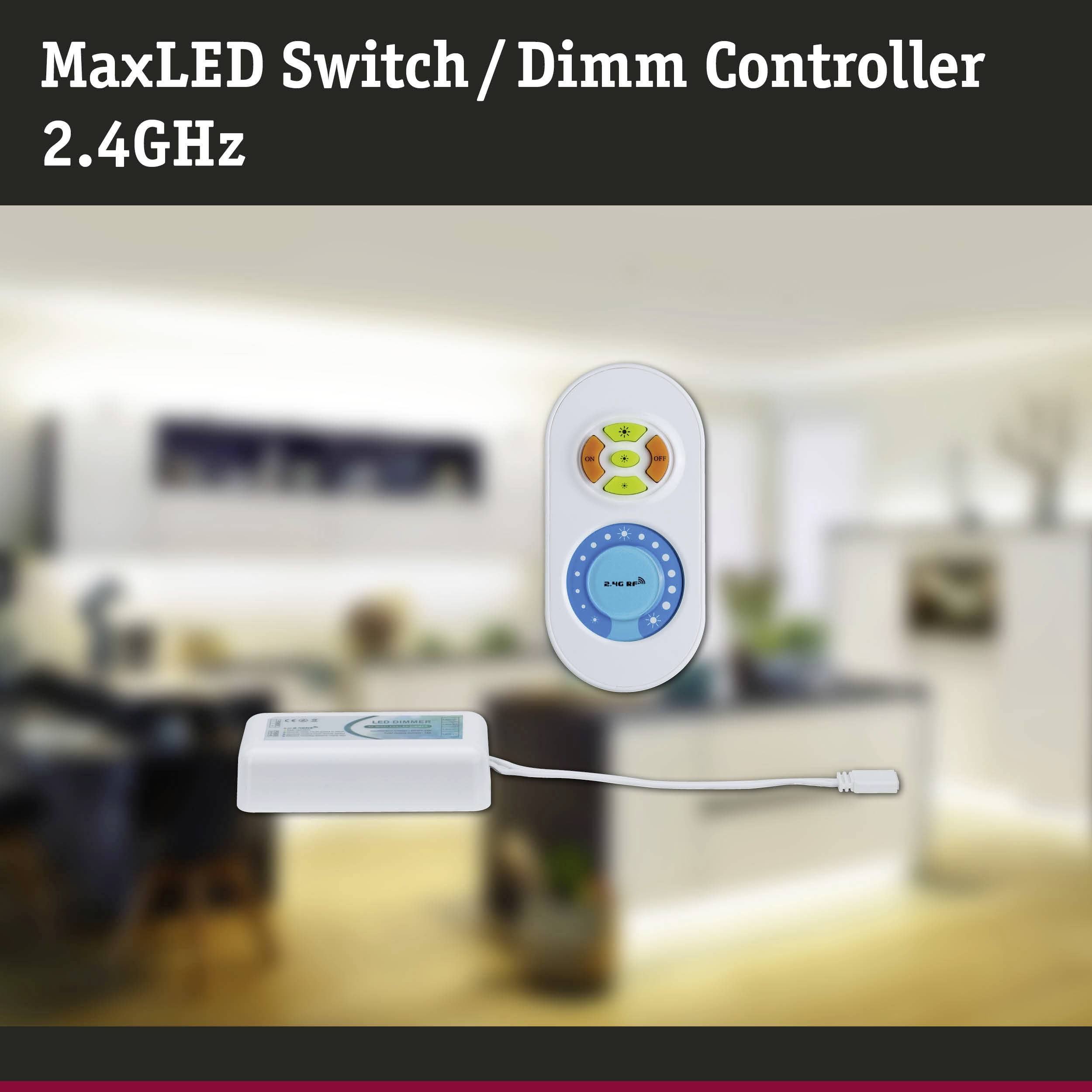 Un contrôleur MaxLED Switch/Dimm avec télécommande 2,4 GHz devant un arrière-plan de salon flou.