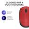 Souris d'ordinateur rouge de Logitech en plastiques recyclés, bilan carbone : 4,05 kg CO2e. Texte : 'DÉVELOPPÉE POUR UN AVENIR POSITIF'.
