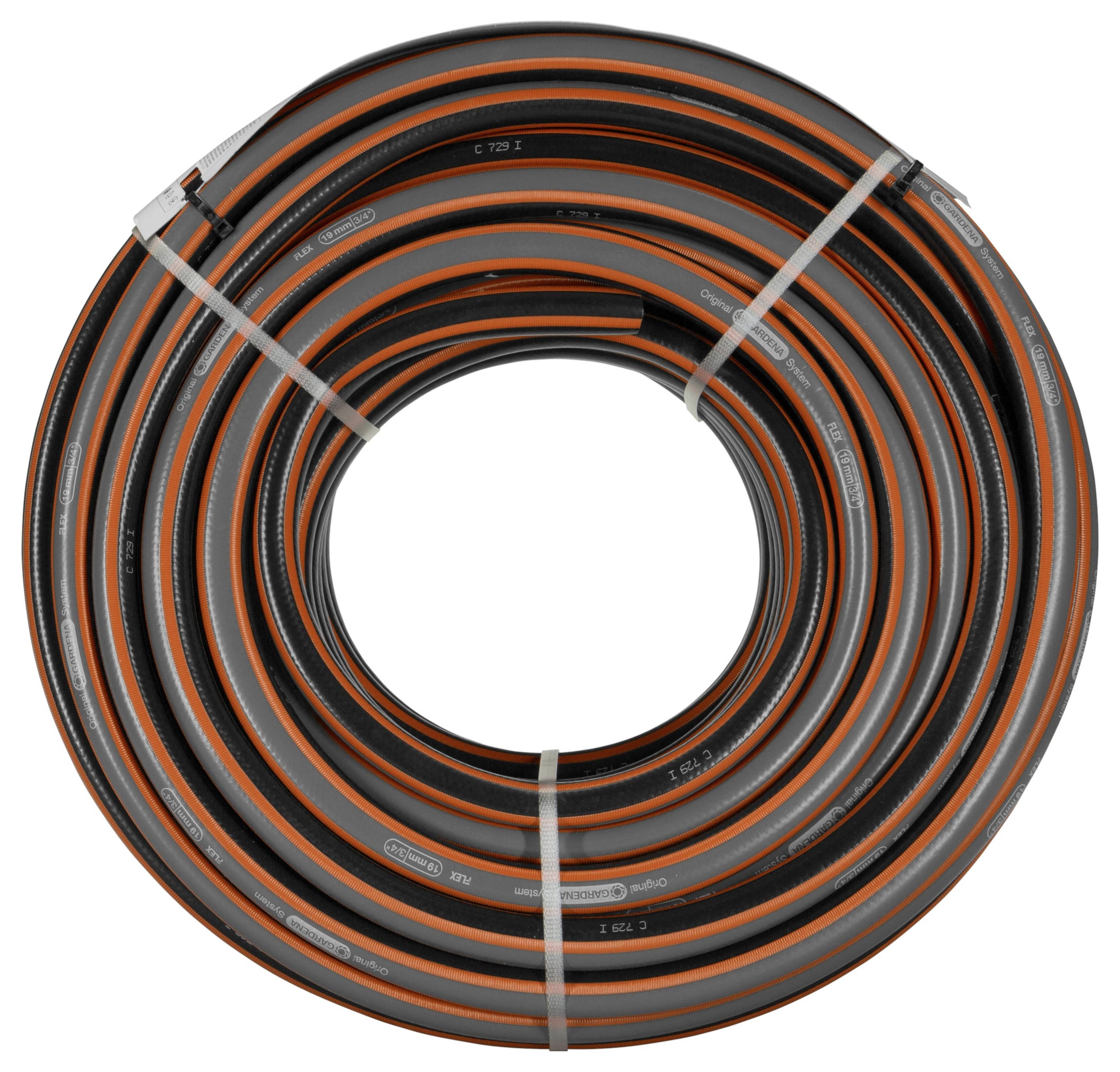 Un tuyau d'arrosage de jardin enroulé, noir et orange, attaché avec des sangles blanches. Adapté pour une utilisation dans le jardin.