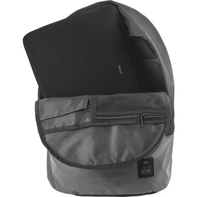 Un sac à dos gris avec un ordinateur portable dans le compartiment principal ouvert, dépassant. L'ordinateur portable est noir et le compartiment intérieur est partiellement visible.