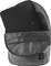 Un sac à dos gris avec un ordinateur portable dans le compartiment principal ouvert, dépassant. L'ordinateur portable est noir et le compartiment intérieur est partiellement visible.