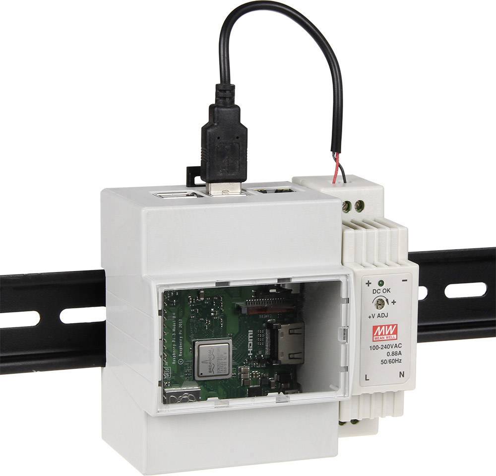 Un appareil avec une carte de circuit imprimé intégrée, connecté à un rail de montage noir, avec un câble USB et une connexion secteur.