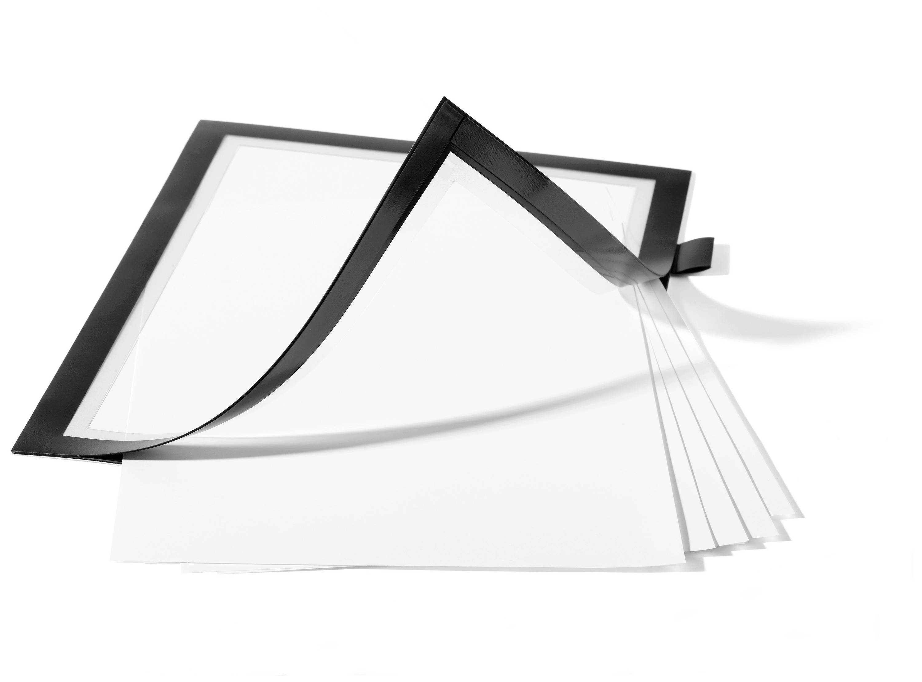 Plusieurs feuilles blanches avec un bord noir en haut sont superposées et légèrement décalées, permettant de voir chacune des feuilles.