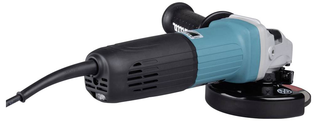 Un meuleuse d'angle noir et bleu avec un cordon d'alimentation, munie d'une poignée latérale pour plus de stabilité, est présentée de profil.