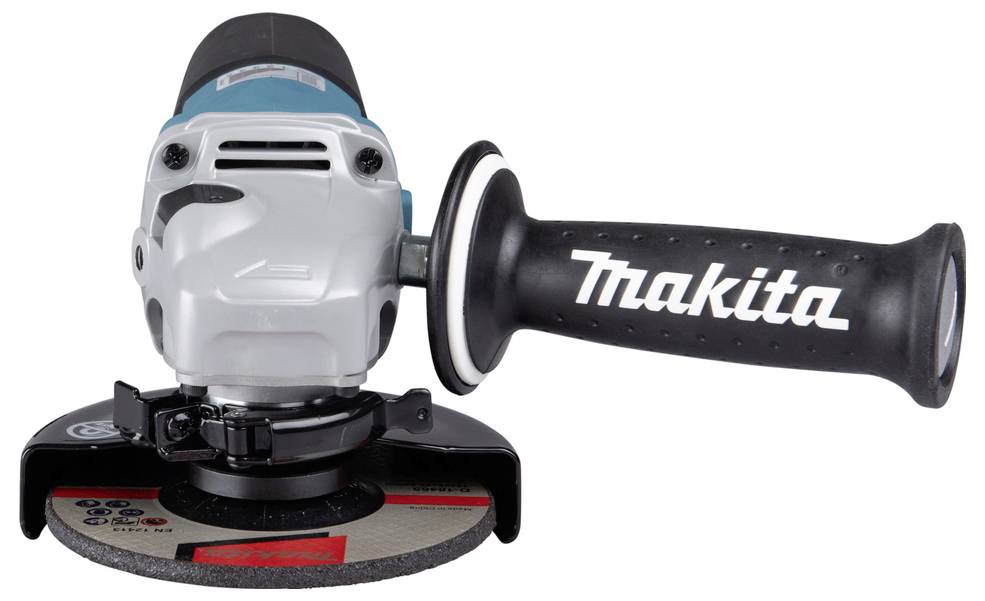 Un meuleuse d'angle sans fil avec une poignée noire portant l'étiquette 'Makita', dotée d'un boîtier moteur argenté et bleu et un disque de meulage visible.