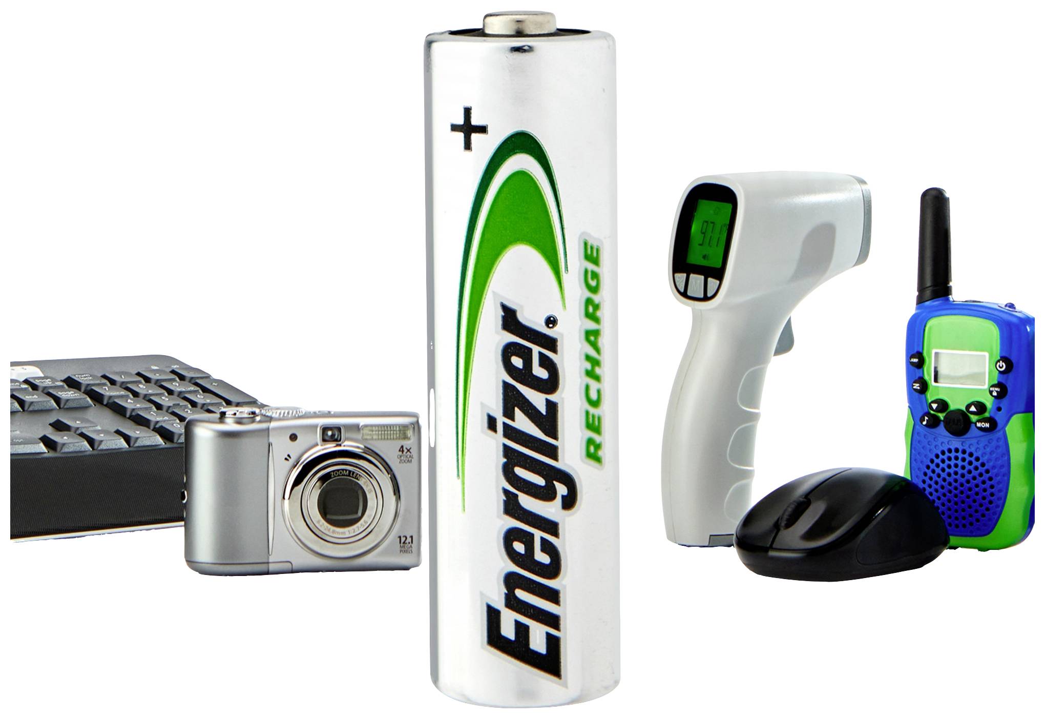 Une batterie rechargeable Energizer, entourée d'un ordinateur portable, d'un appareil photo, d'un thermomètre et d'une radio.