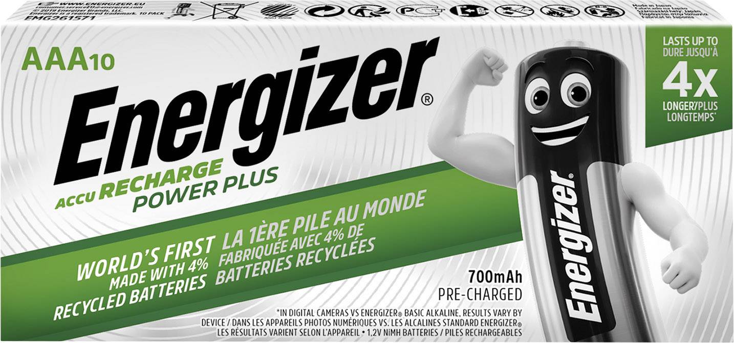 Emballage de piles Energizer avec personnage de pile en bande dessinée. Inscription : « Premières au monde fabriquées avec 4% de piles recyclées », « 700 mAh Pré-chargées ».