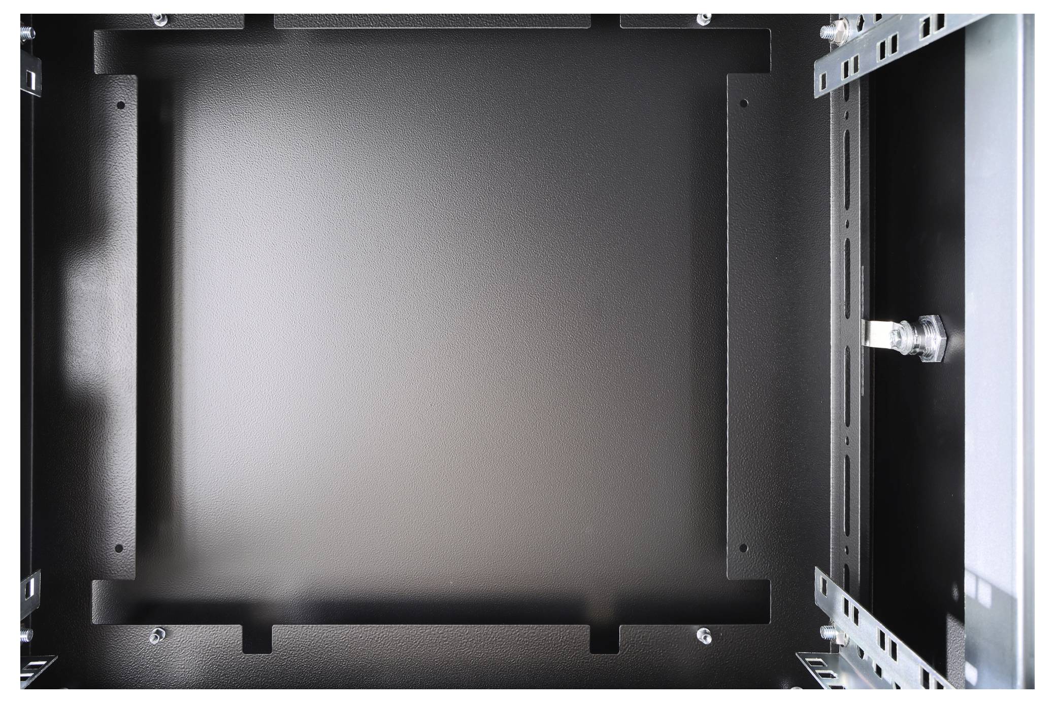 Boîtier métallique noir vide avec des rails sur les côtés, probablement un rack serveur sans équipement, montrant la vue intérieure et les points de fixation.