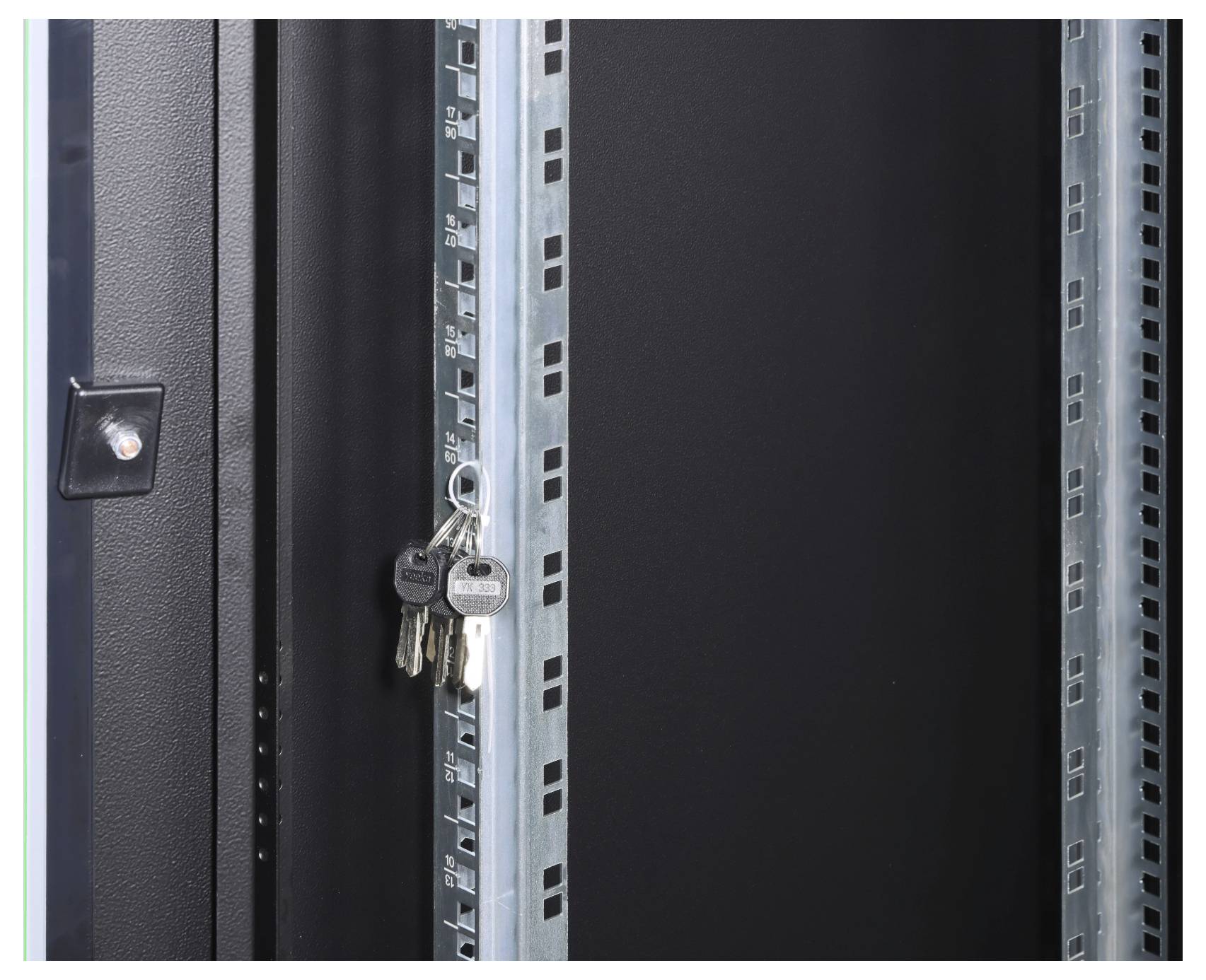Rack de serveur avec une porte ouverte, sur laquelle plusieurs clés sont suspendues.
