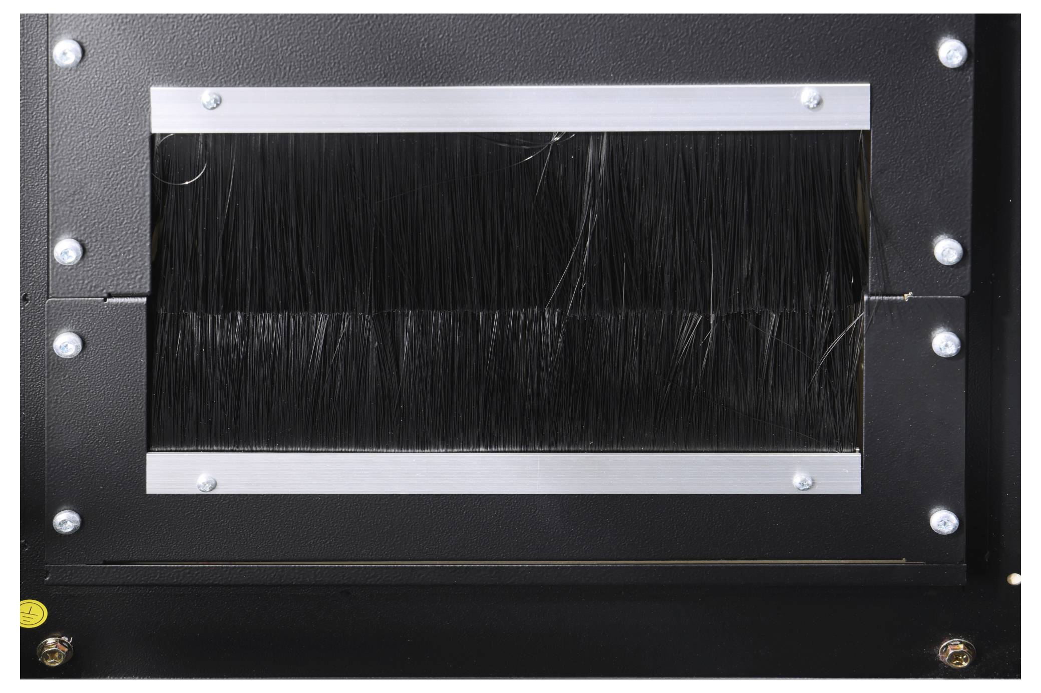 Un boîtier rectangulaire noir avec un cadre métallique et une brosse centralement disposée pour la gestion des câbles ou l'étanchéité.