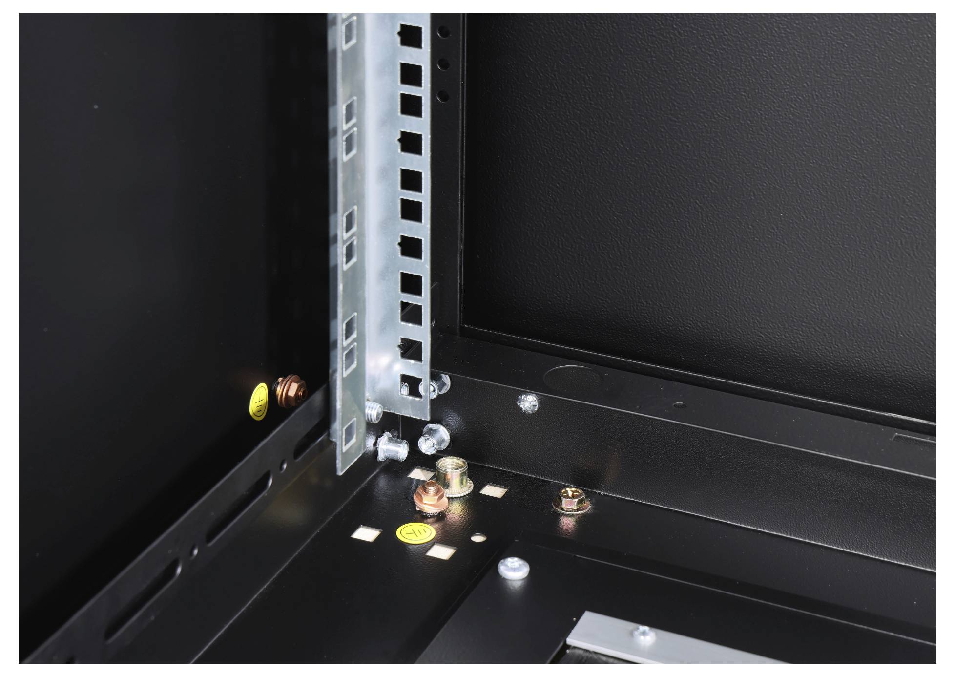 Vue intérieure d'un cadre métallique d'armoire avec des vis multicolores ; mise au point sur les détails structurels.