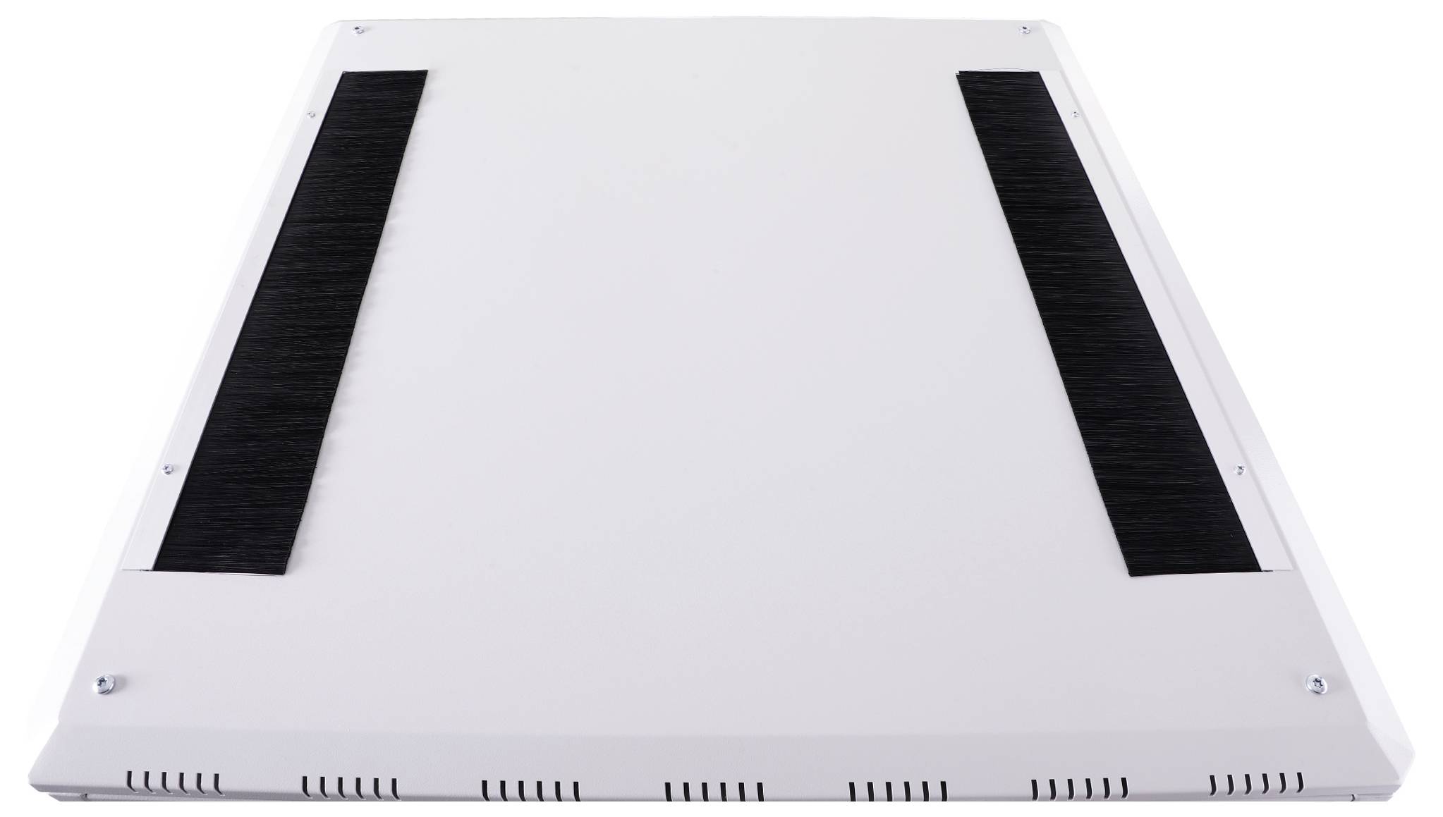 Un panneau métallique rectangulaire avec deux bandes noires disposées verticalement. Probablement un élément d'un système de ventilation ou de chauffage.