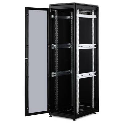 Une armoire de serveur ouverte et noire avec plusieurs compartiments amovibles montre de l'espace pour de l'équipement informatique, avec la porte gauche ouverte.